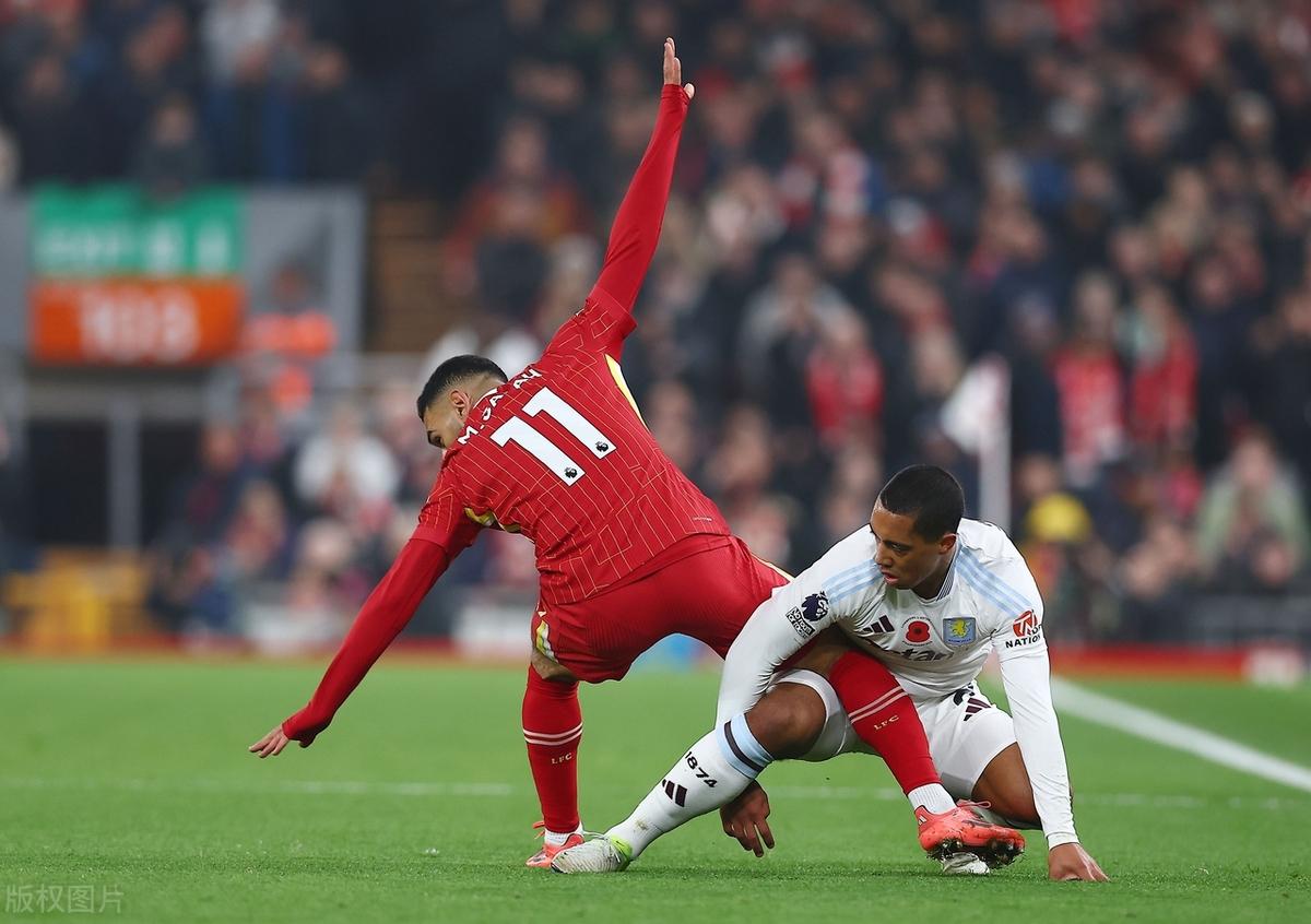 体育直播-利物浦训练开放日，转会期迎来里程碑引欢呼，西甲在即，训练强度明显提升的简单介绍