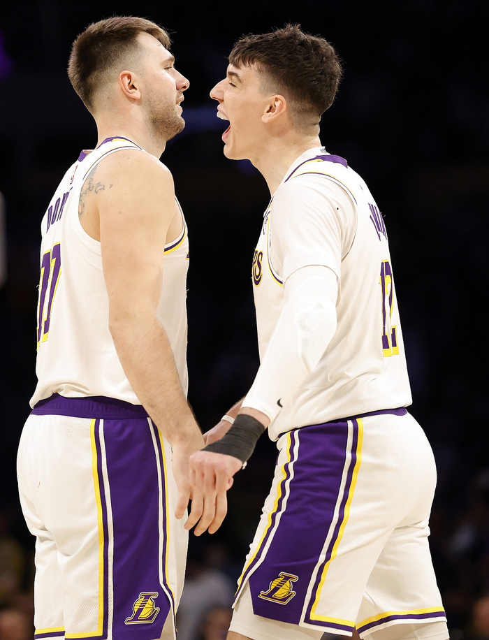 体育直播-这也行？洛杉矶湖人手感冰凉备战国王杯葡萄牙体育防线松动备战国王杯，夏洛特黄蜂今晚官宣签约的简单介绍